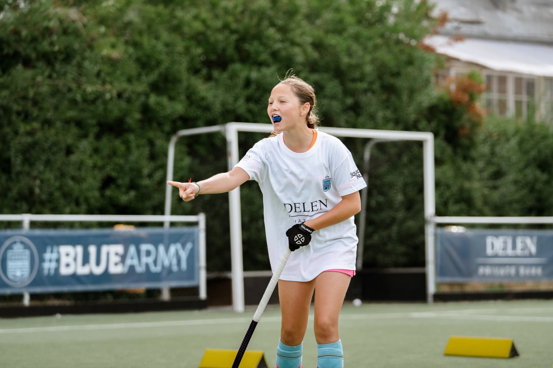 Une joueuse encourage ses coéquipières devant le banderole Blue Army