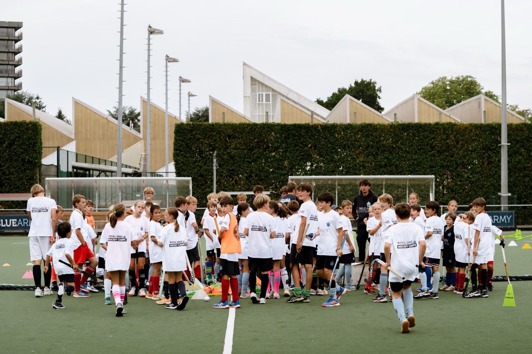 Tous les participants rassemblés sur le terrain