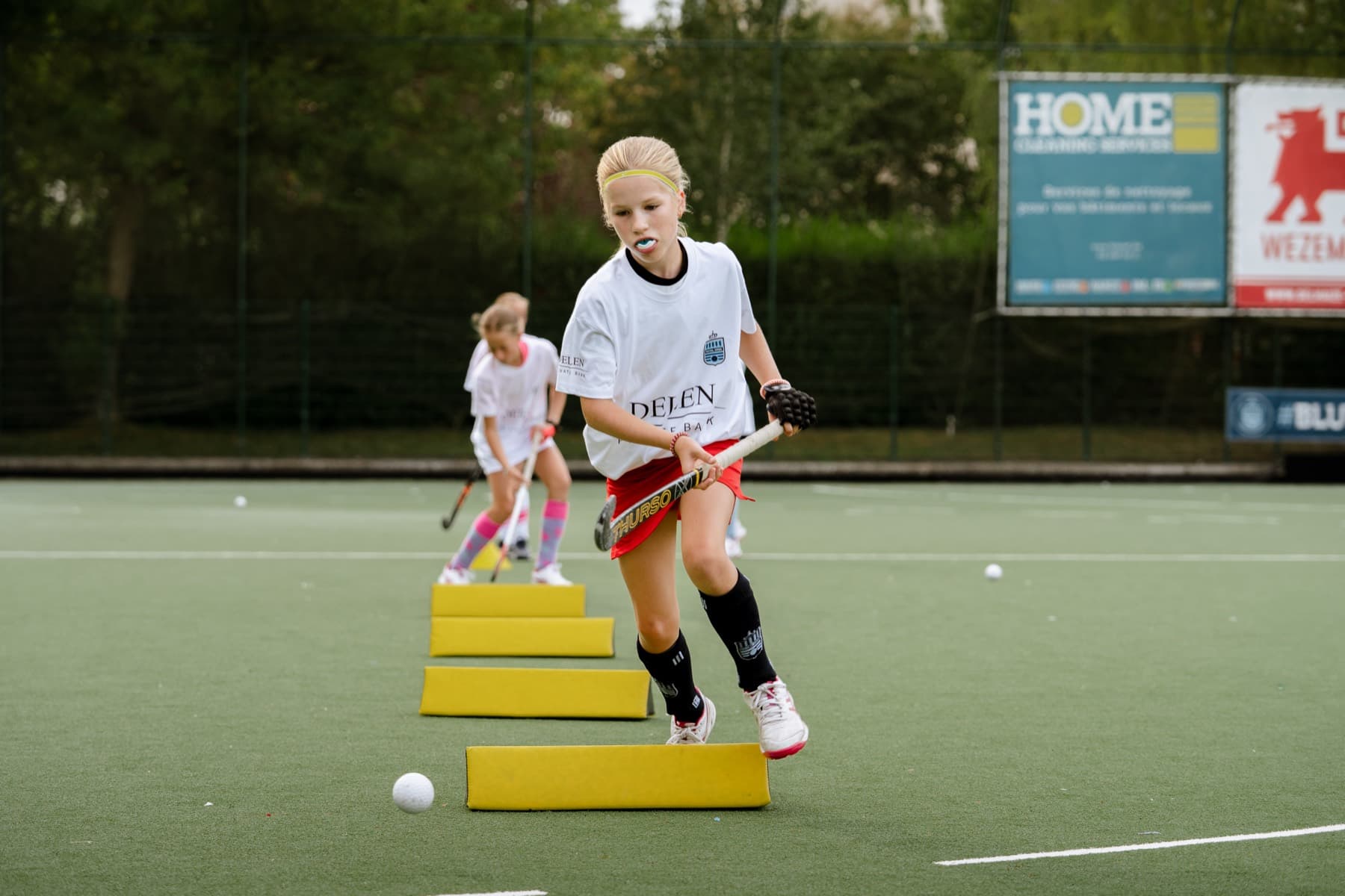 Slalom entre les haies, stick au sol