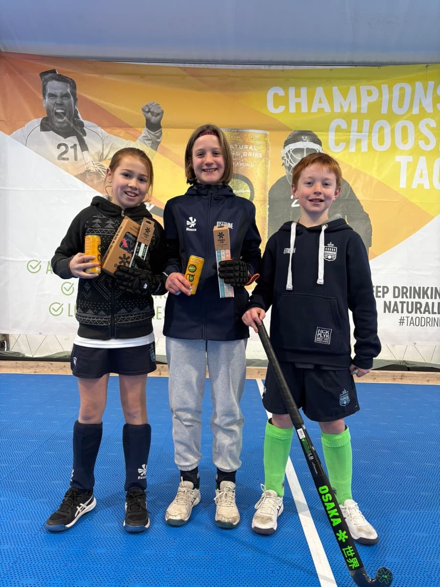 Trois jeunes joueurs de l'Orée avec leurs lots au stage indoor 2025