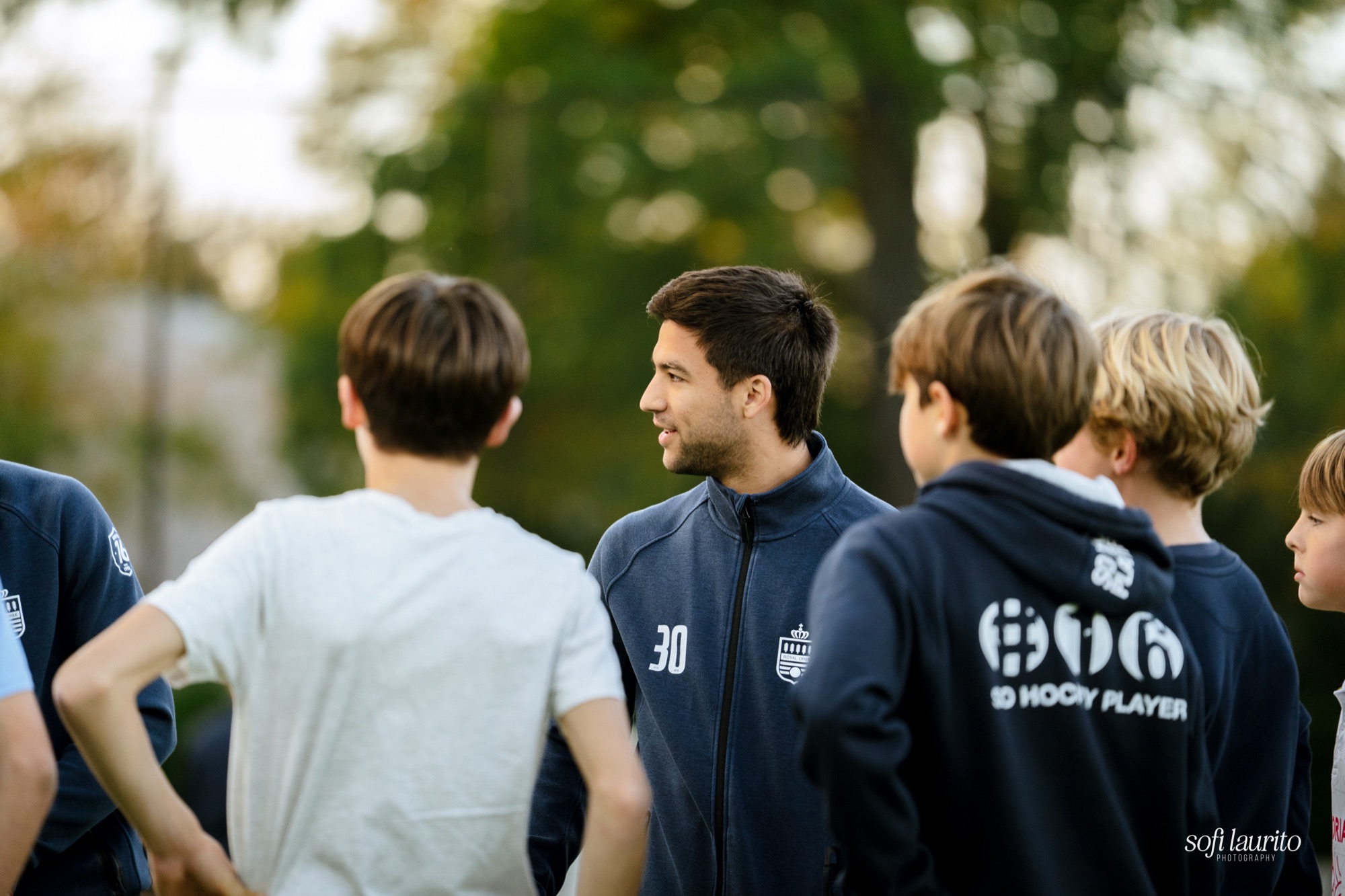 Un joueur de la DH discute avec des jeunes