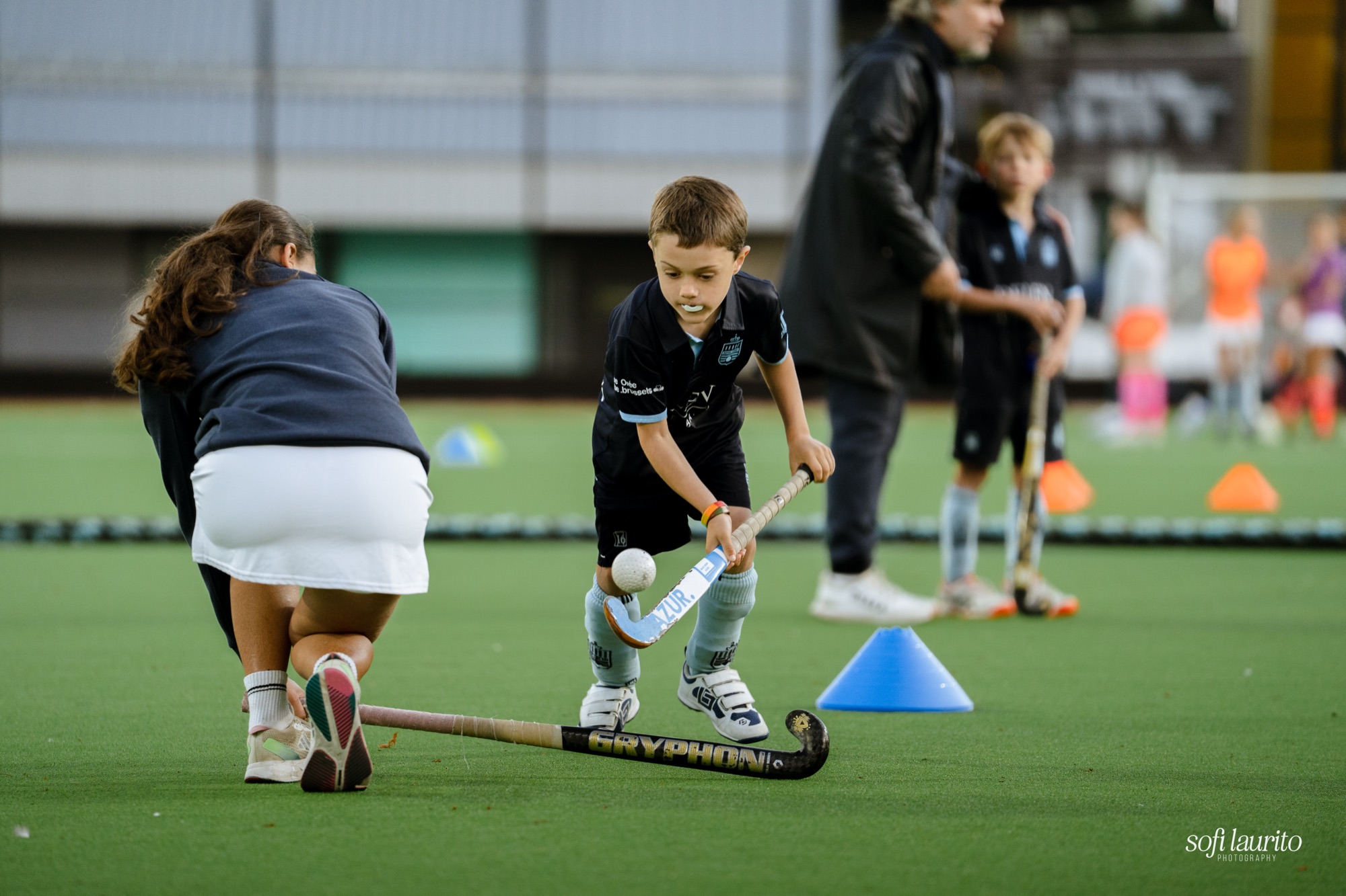 Un jeune joueur conduit la balle