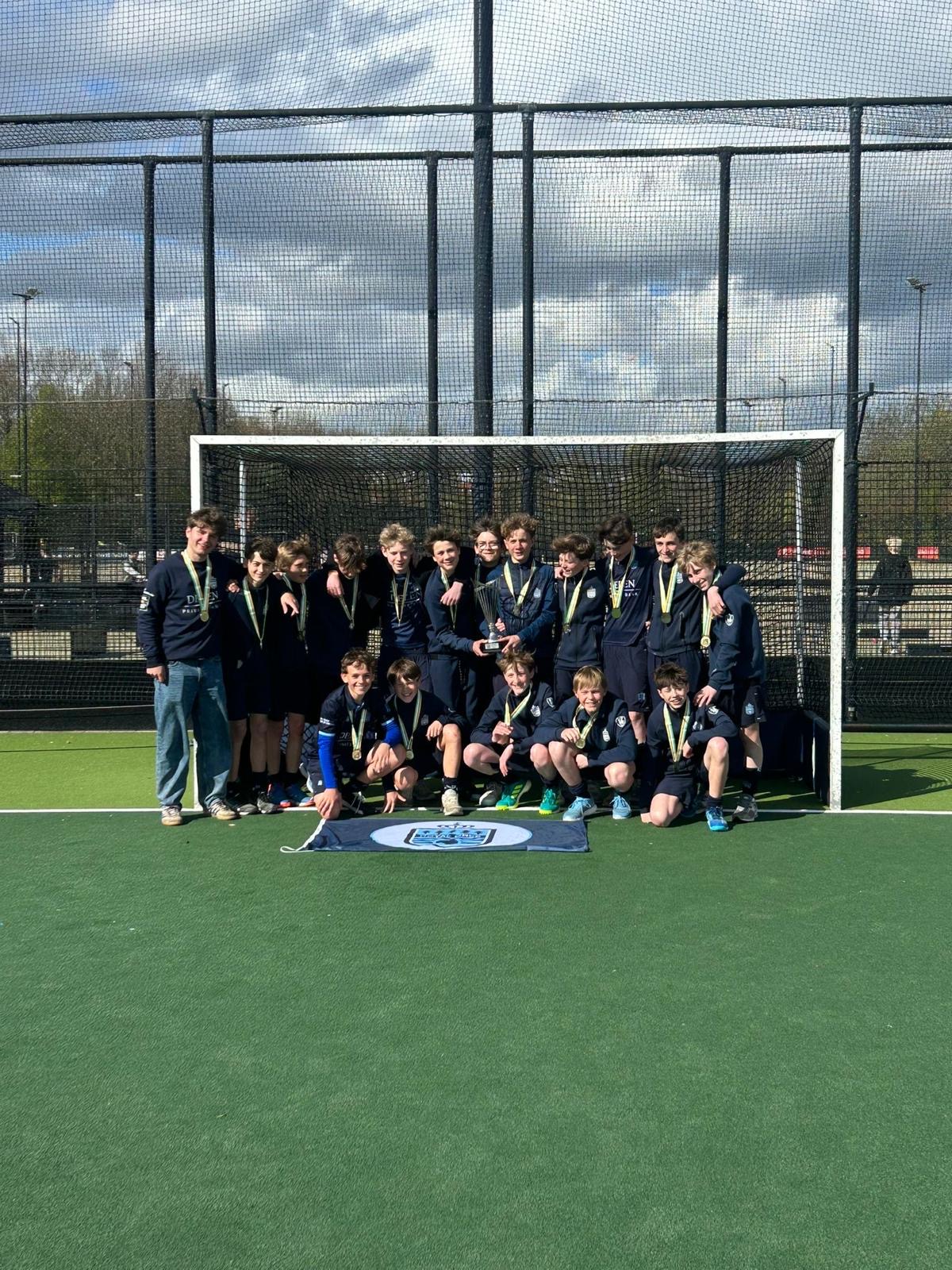 L'équipe devant le but, médailles autour du cou