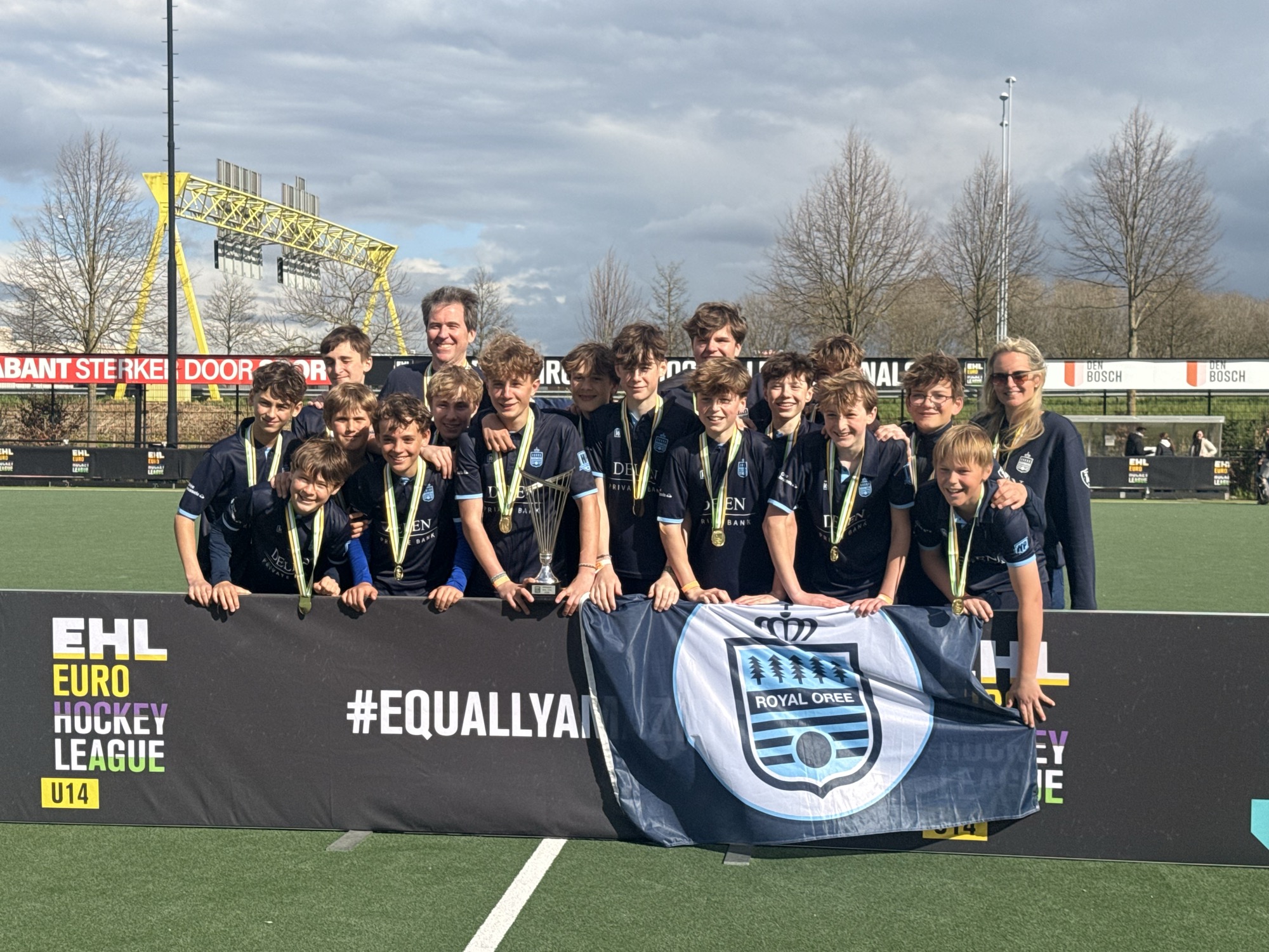 L'équipe avec le trophée