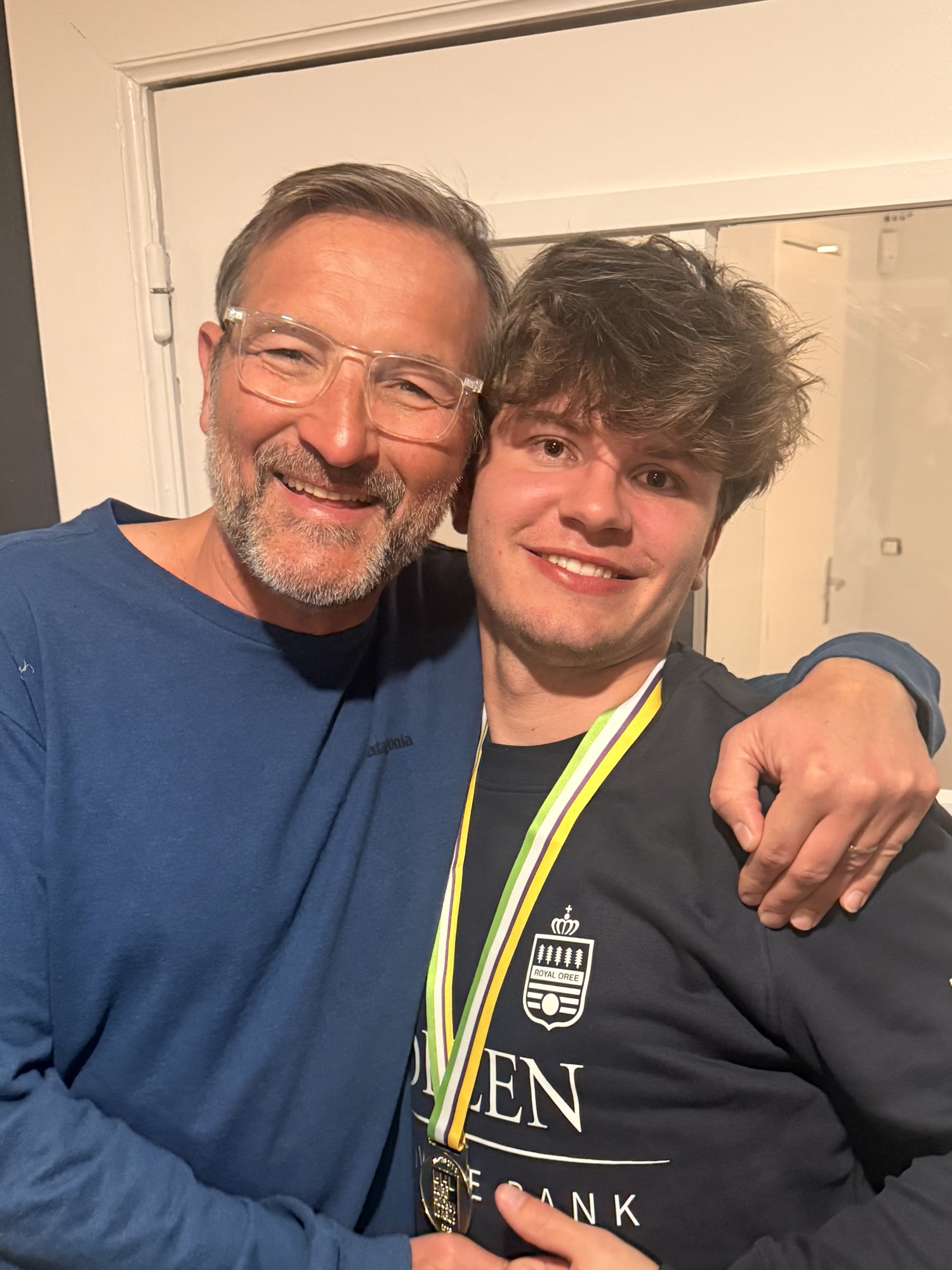 L'émotion d'un père et son fils après la victoire